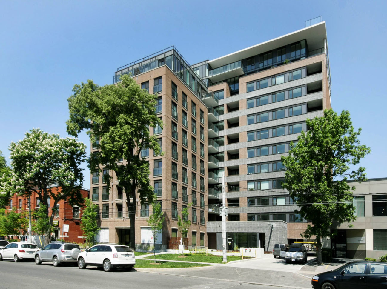 400 Wellington St W condo building