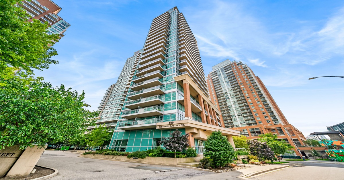 one bedroom condo for rent in liberty village exterior building