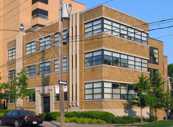 West 833 - 833 King St W condo exterior