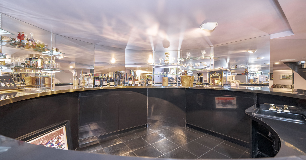 house for sale bar view
